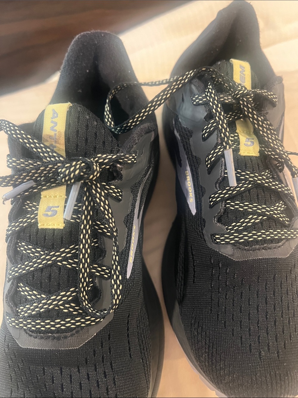 Brooks black running shoes with grey brooks Emblem size 7.5